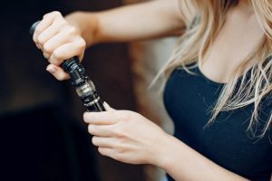 Comment remplir sa cigarette électronique avec du e-liquide ? 